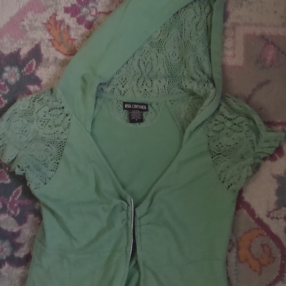 Green short sleeve lace hoodie top - Picture 3 of 4